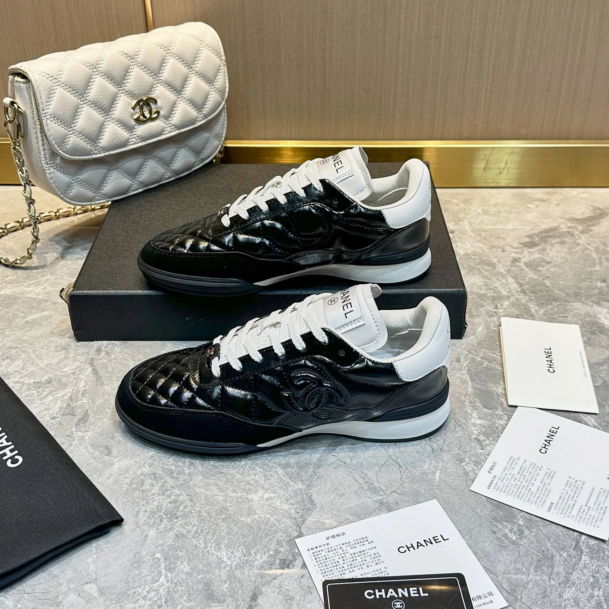 👟👟Ex-factory price 560👟👟 Chanel Chanel - 2024 counter top casual sports shoes This classic design; the upper is electro-embroidered with a variety of techniques; the outsole is fashionable and sporty; it is unusual to incorporate a variety of color matching elements... The diversified mix and match is very beautiful and versatile, casual, fashionable, sports and outdoor can be taken into account... ꫛꫀꪝ Go➫ Material: ❶Upper is made of: Original imported mixed-breed sheep ❷Inside made of: original imported breathable sheepskin ❸Outsole based on: original TPU outsole Full set of boutique packaging for women 35–41